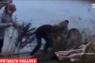 На Донеччині копи випадково врятували рибалку, якому стало зле на воді