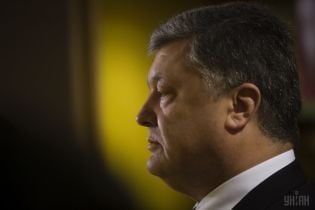 Без прикрас и пафоса. Порошенко рассказал, какую книгу читает, "несмотря на нехватку времени"