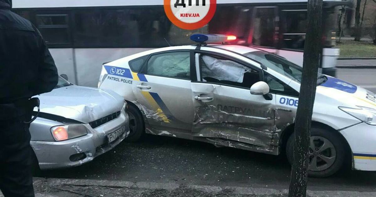 В Киеве такси протаранило патрульное авто, девушку-копа ...