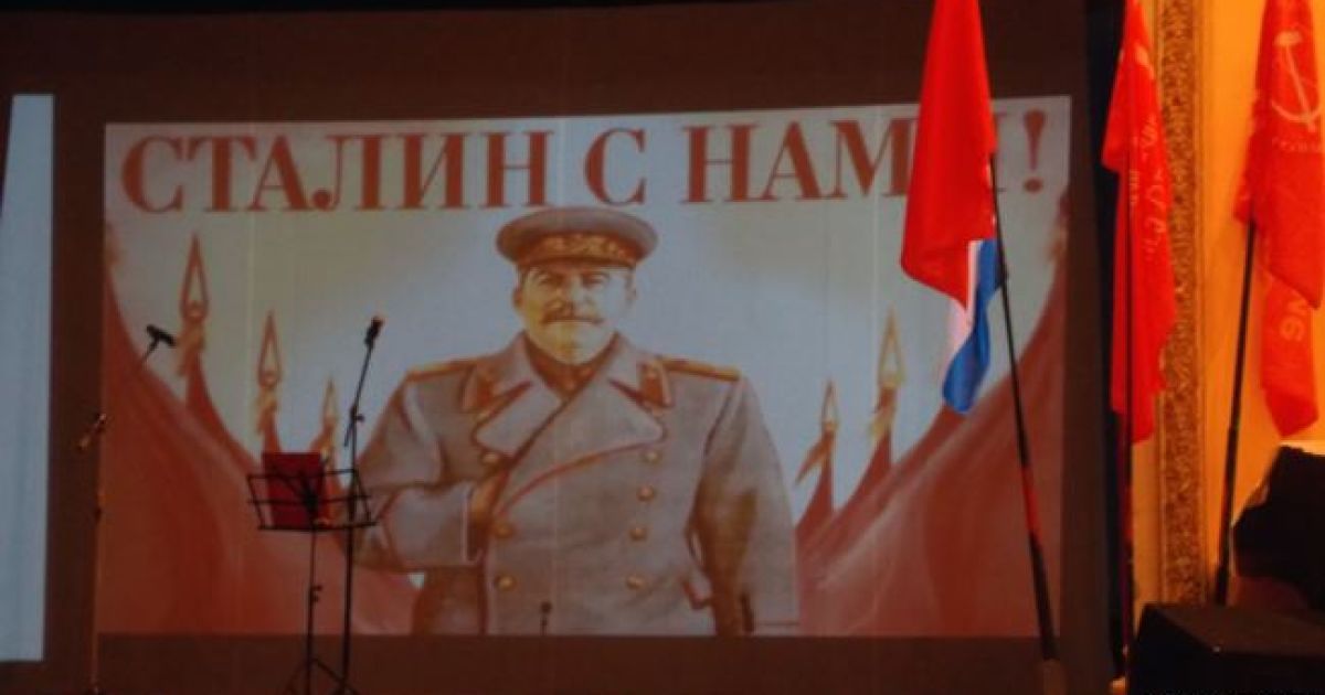 В оккупированном Севастополе коммунисты приняли детей в пионеры и спели "Верните Сталина"