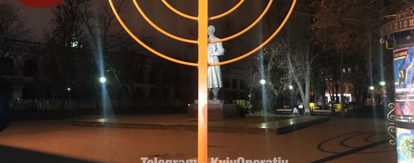 У Києві на Подолі кров’ю спаплюжили монумент на честь Хануки