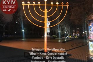В Киеве на Подоле кровью осквернили монумент в честь Хануки