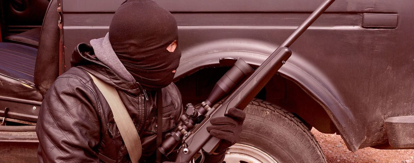 Затолкали в машину и держали в гараже: вооруженные преступники украли у украинца биткоинов на 68 млн