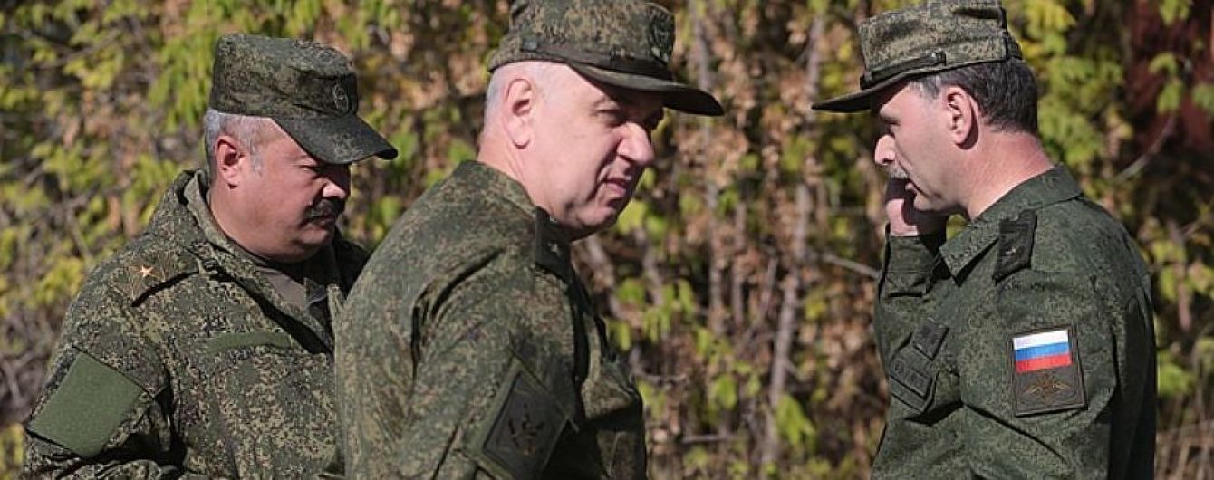 В Станице Луганской заметили боевиков в российской форме с неизвестной символикой