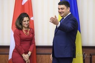 В алом платье и традиционном украинском ожерелье: министр иностранных дел Канады пришла на встречу с Гройсманом в эффектном образе