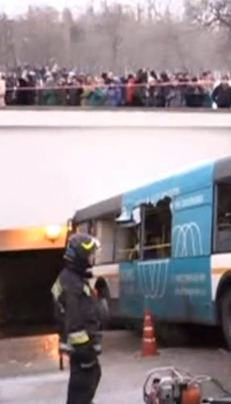 Один з виходів з метро у Москві протаранив пасажирський автобус, є загиблі