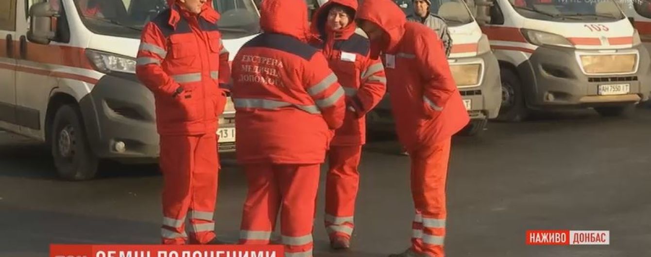 До місця обміну заручниками прибули кілька бригад медиків і надзвичайників