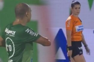 Женщина-арбитр разозлилась на футболиста за романтический жест