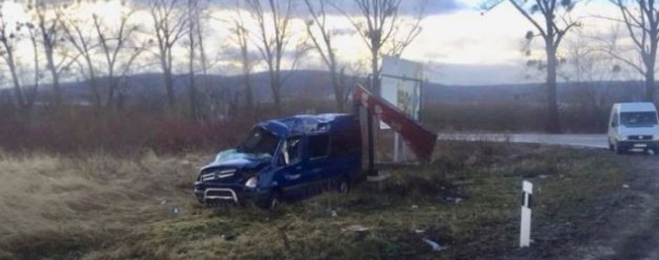 На Львовщине перевернулся микроавтобус, пострадало восемь человек