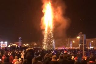 "Елочка, гори!": на Сахалине сгорела дотла главная елка
