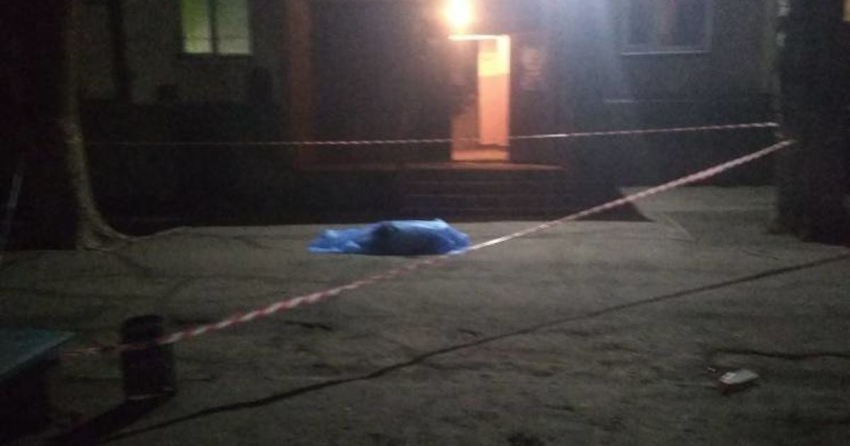 В Запорожье пьяный мужчина выпрыгнул из многоэтажки, упав на маленького ребенка