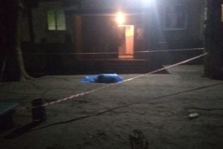 В Запорожье пьяный мужчина выпрыгнул из многоэтажки, упав на маленького ребенка