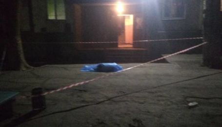 В Запорожье пьяный мужчина выпрыгнул из многоэтажки, упав на маленького ребенка
