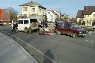 На Львівщині мікроавтобус із пасажирами вилетів на зустрічну смугу і протаранив автопоїзд