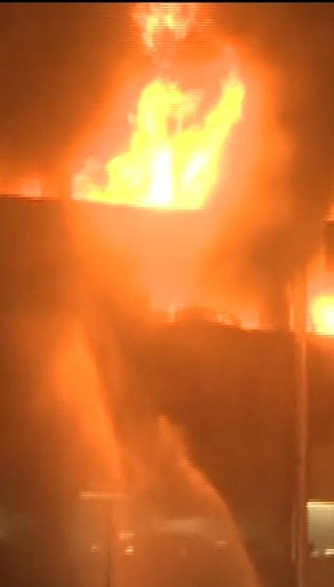 В новогоднюю ночь в британском Ливерпуле пожар уничтожил около полутора тысяч авто