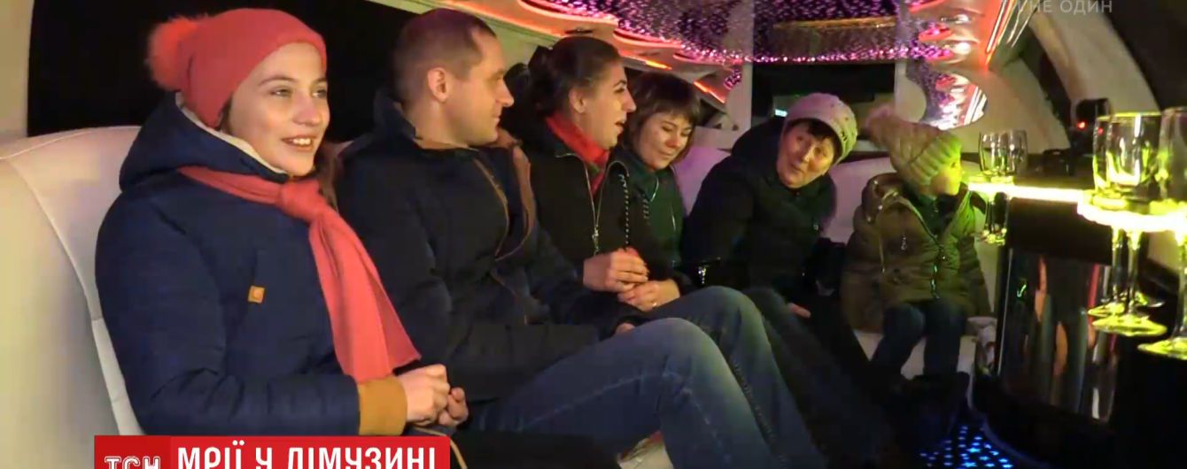 В Новогоднюю ночь по Киеву курсировало бесплатное такси от ТСН - белый лимузин