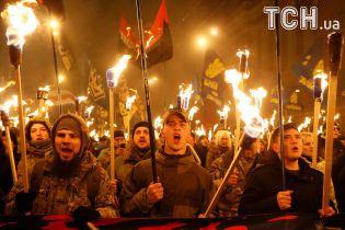 Під барабани та з вогнем смолоскипів. Як марширували у Києві до дня народження Бандери