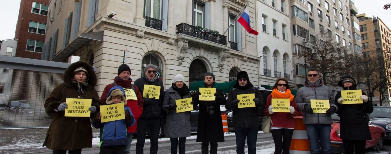 В Нью-Йорке перед консульством РФ прошла акция в поддержку Сенцова