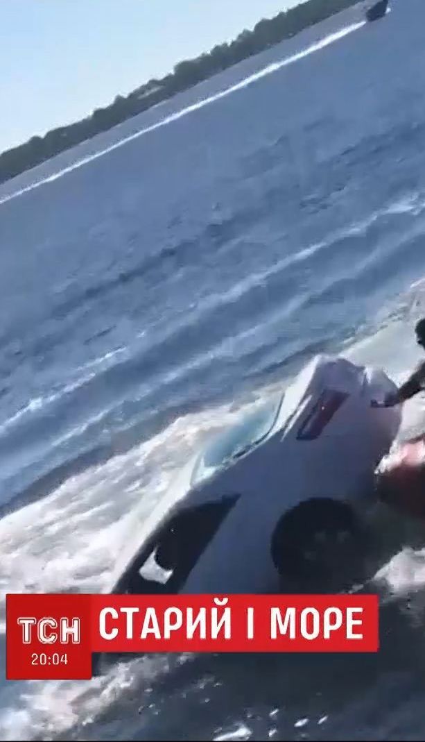 Старик и море. Американская береговая охрана спасла водителя, который случайно заехал в воду