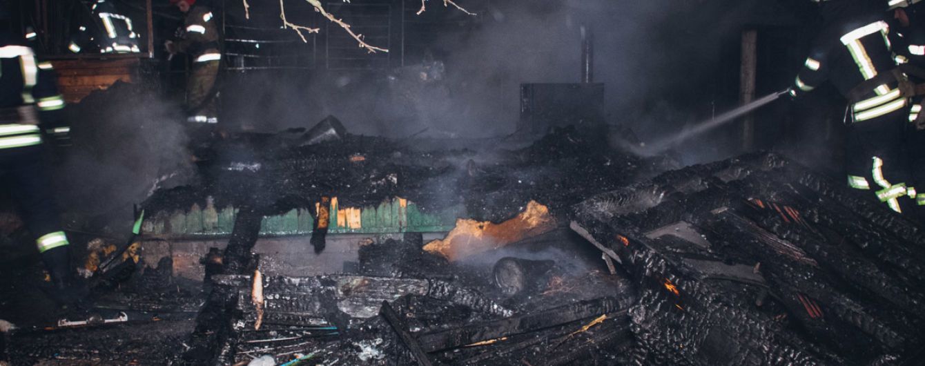 У Києві згорів приватний будинок: пожежники не змогли швидко приїхати через відсутність адреси на карті