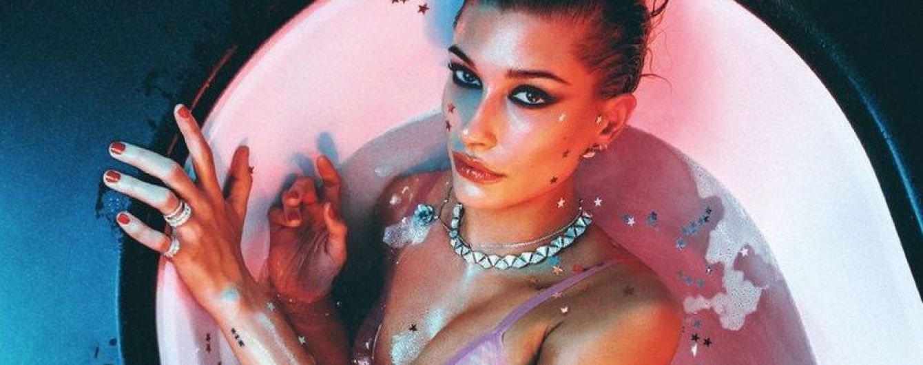 В бикини и с колье на шее: Хейли Болдуин снялась в откровенном фотосете