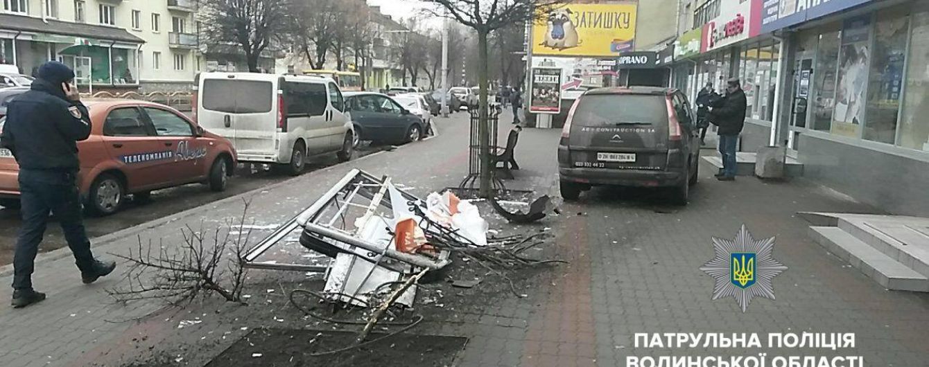 У Луцьку п'яний водій вилетів на тротуар у центрі міста