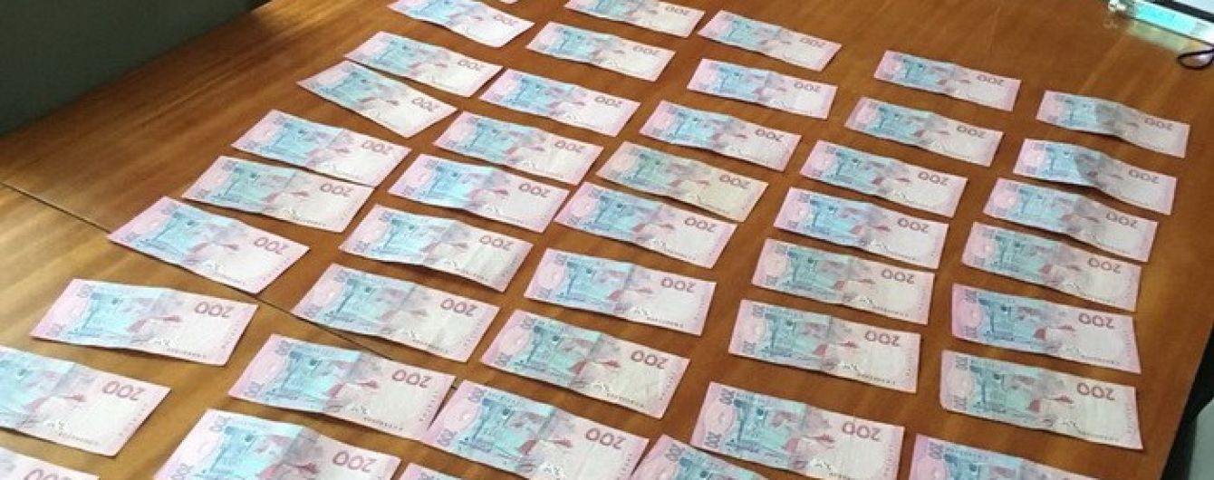 На Полтавщине чиновник райгосадминистрации погорел на взятке, первую часть которой ему скинули на карточку