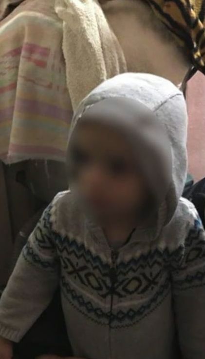 У Дніпрі дворічна дитина в самому светрику серед ночі гуляла містом, поки мама спала