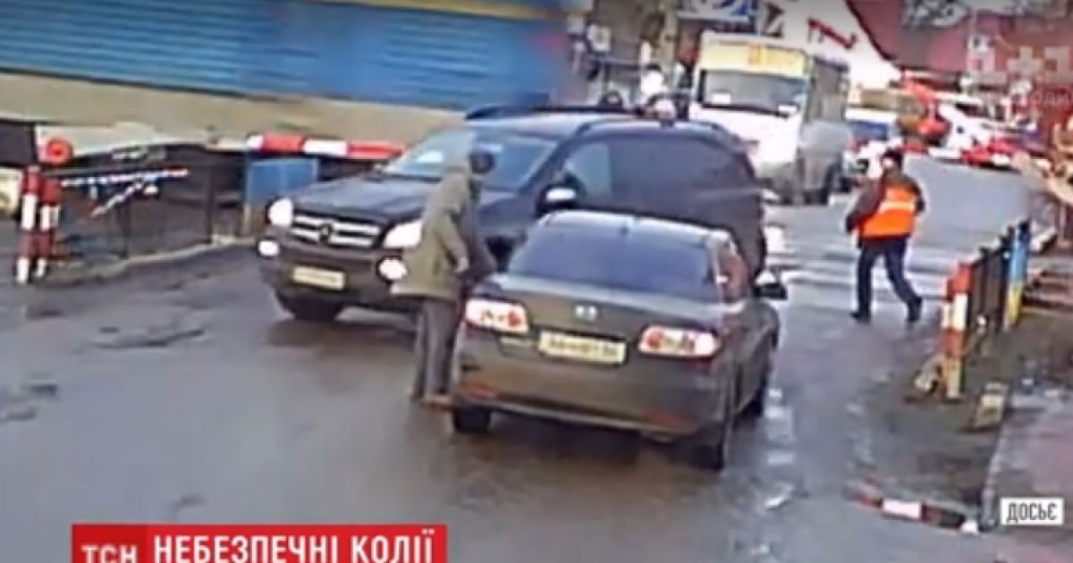 Миллиметры от смерти. На железнодорожном переезде авто спасли несколько секунд от столкновения с поездом