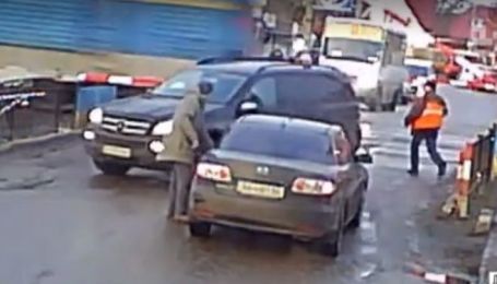 Миллиметры от смерти. На железнодорожном переезде авто спасли несколько секунд от столкновения с поездом