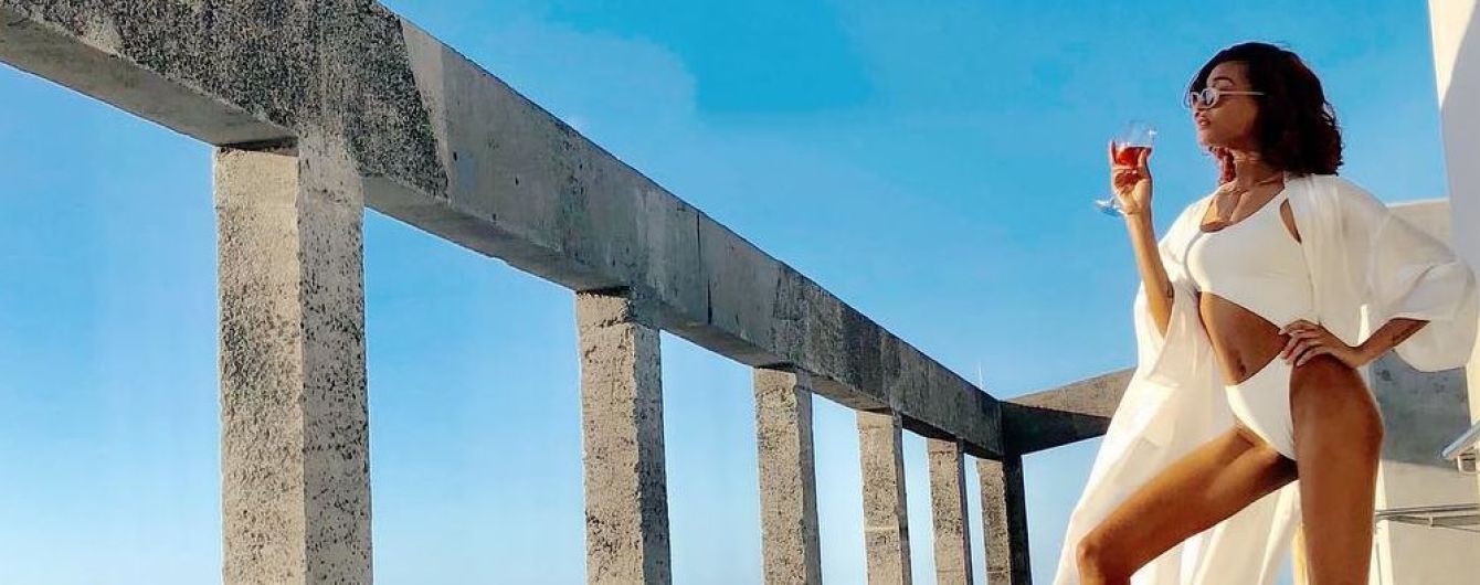 Отдых на Атлантическом побережье: Джордан Данн в белом купальнике и на шпильках пьет коктейль