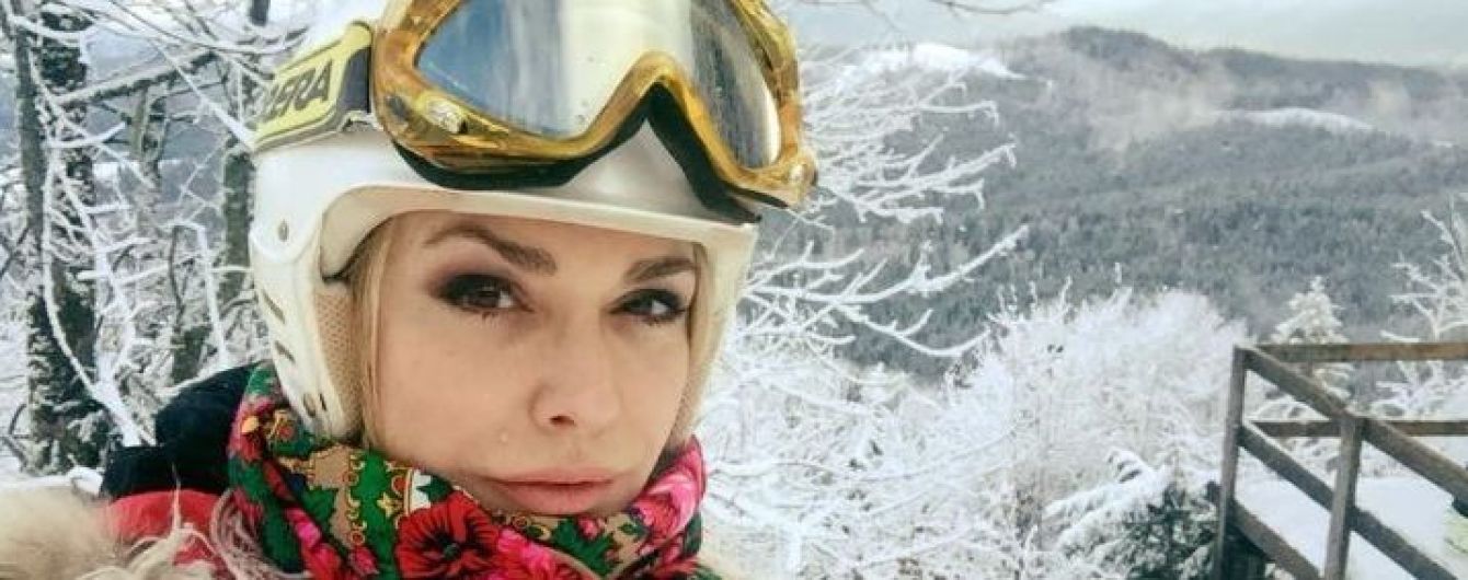 В жилете из овчины и в украинском платке: Ольга Сумская катается на лыжах