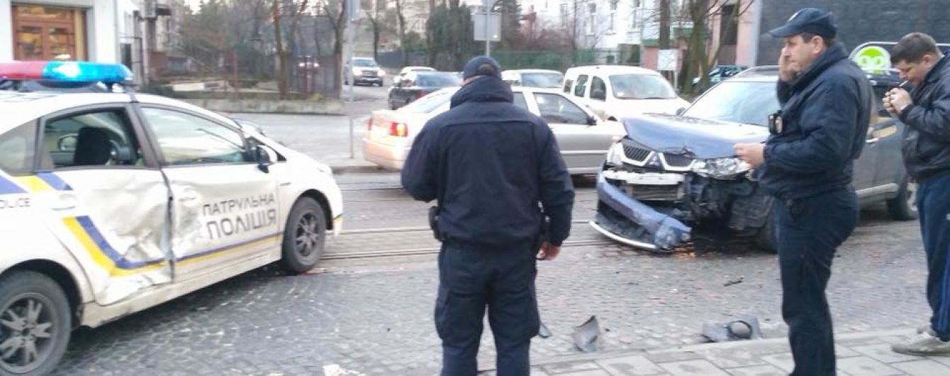 У Львові водій на джипі врізався в машину патрульних