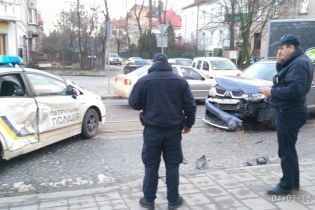 У Львові водій на джипі врізався в машину патрульних