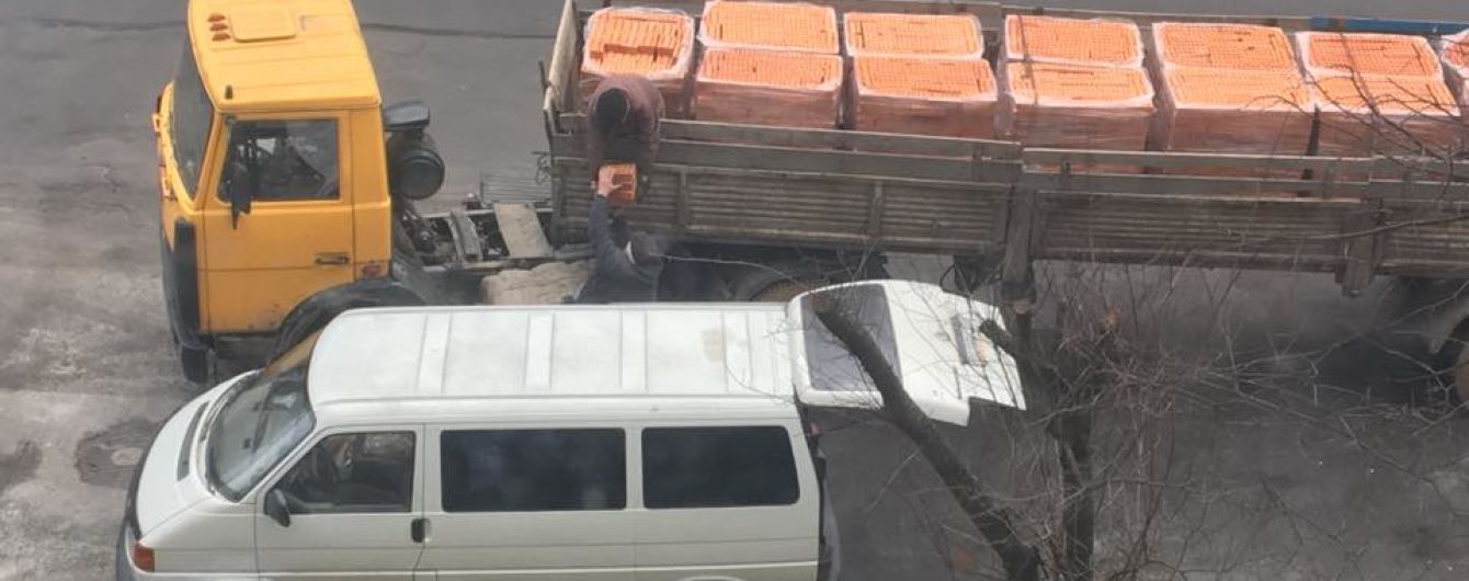 Во Львове водитель фуры с кирпичом помог выгрузить “налево” свой груз