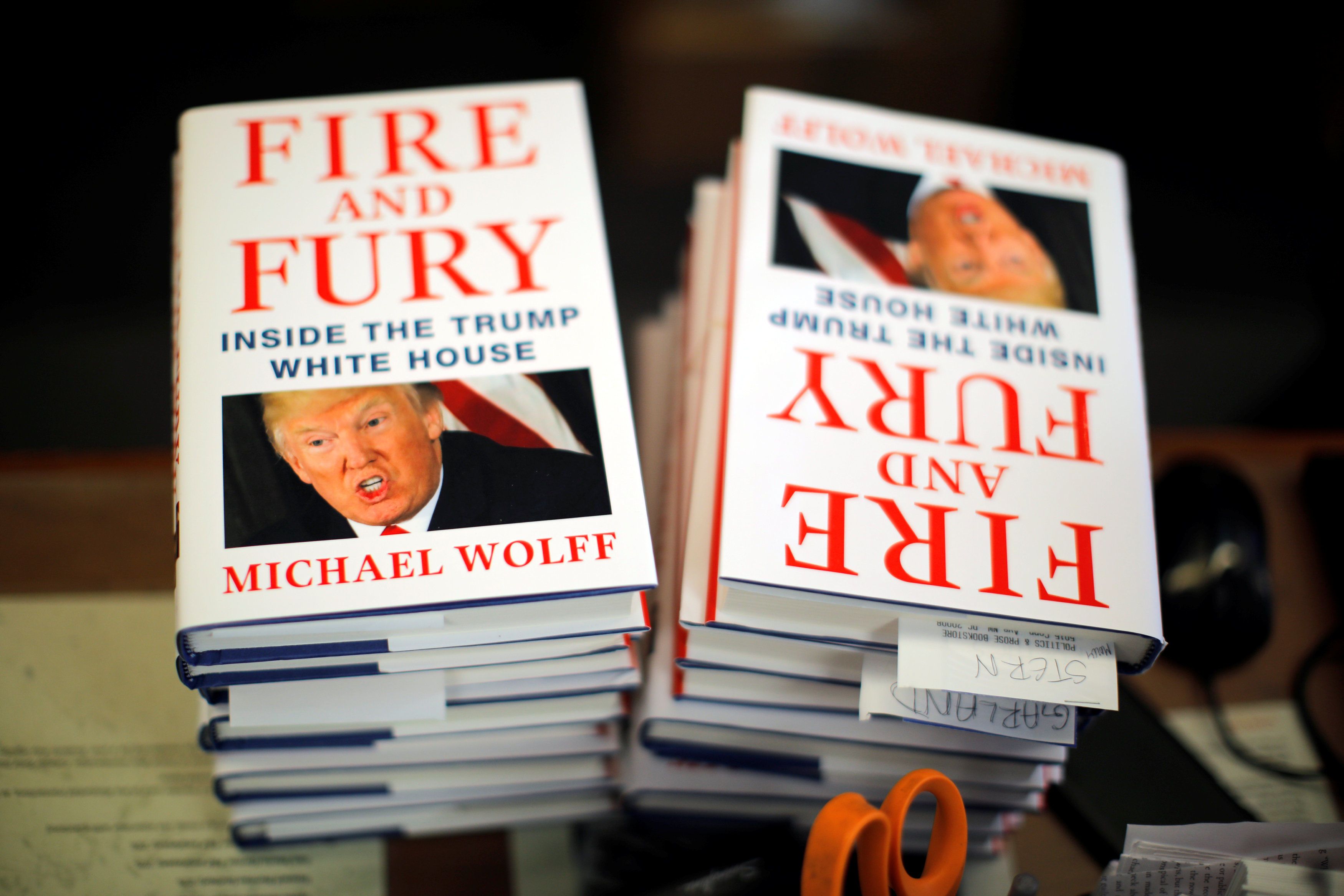 Fire and Rury, обкладинка книги Майкла Вулффа про Трампа