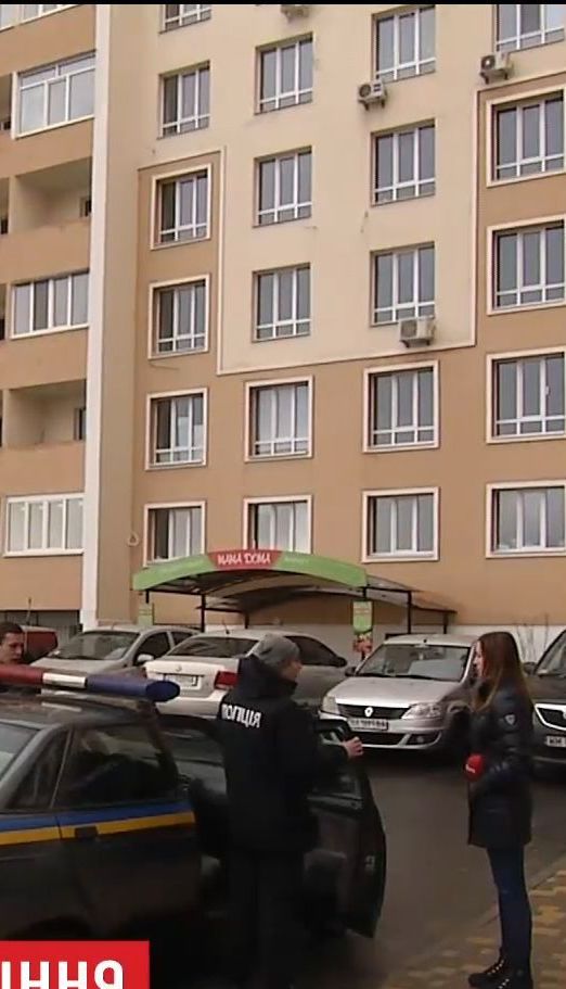 У передмісті столиці жінка, з якої знущався співмешканець, випала з третього поверху і загинула