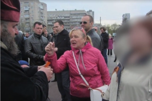 Розшукувану за побиття АТОвця молотком театралку помітили у власній квартирі