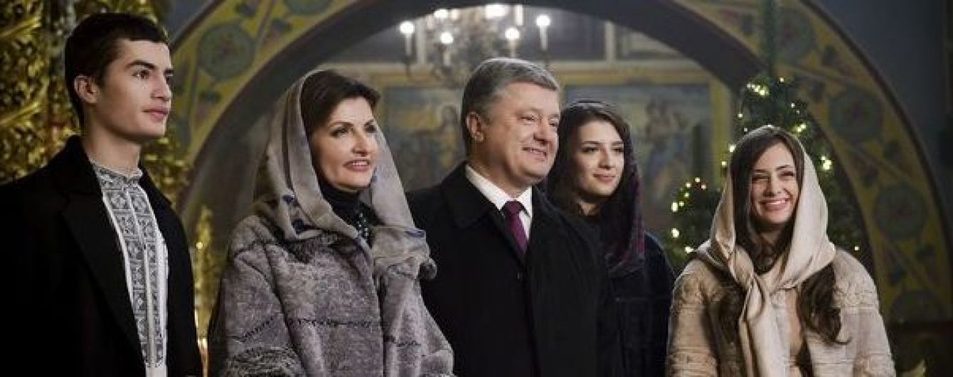 Порошенко подарил храму Рождественский вертеп
