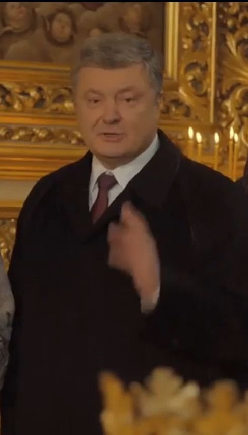 Порошенко подарил деревянный вертеп одному из храмов Софии Киевской