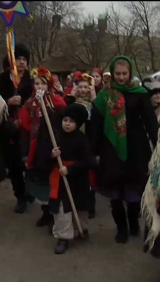 На Софийской площади и в музее Пирогово встретили Рождество традиционными и современными колодками