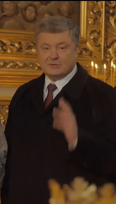 Порошенко подарував дерев'яний вертеп одному із храмів Софії Київської