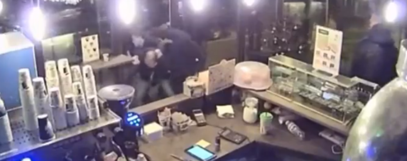 В Киеве пьяный парень устроил массовую драку в кафе из-за замечания