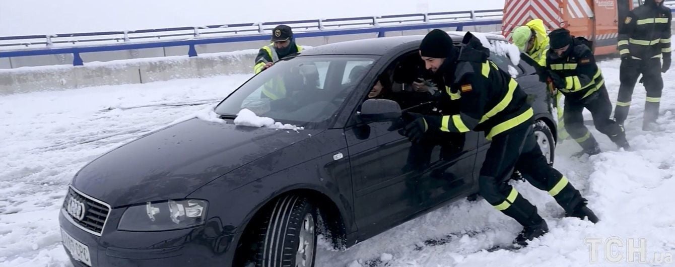 В Испании рекордные снежные заносы на сутки заблокировали тысячи людей на трассах