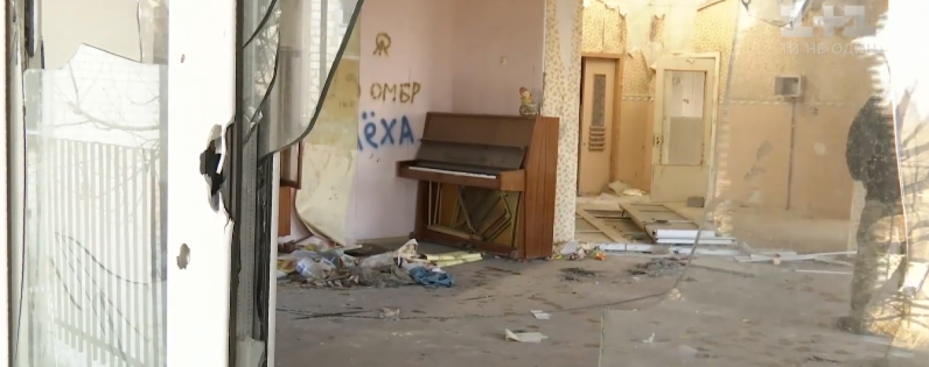 До Києва доправили піаніно, яке пережило війну у дитсадку у Пісках