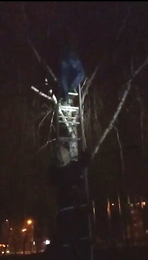 Втеча від демонів та розправи: у Сумах копам довелось рятувати з висоти двох чоловіків