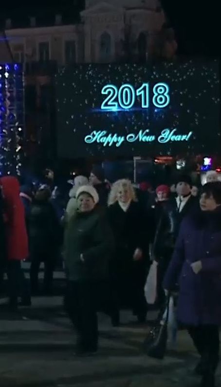 Сотни киевлян и гостей города проводят вечер перед рабочей неделей у главной елки страны