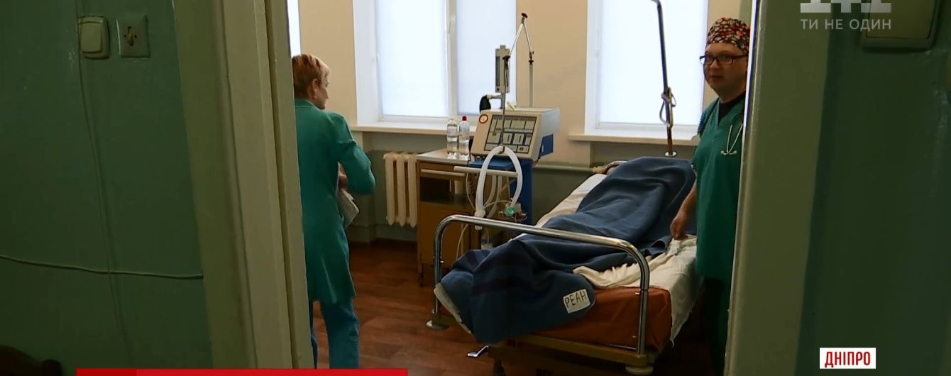 В Днепре пассажир с ножом покалечил таксиста