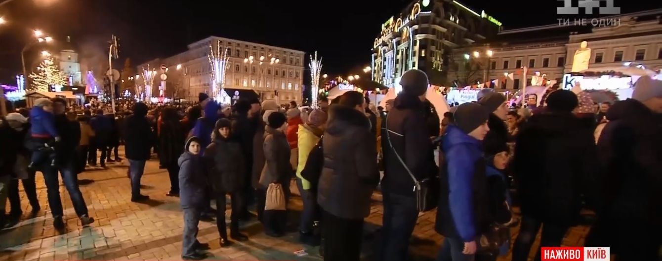Под главной елкой страны ежедневно съедают сотни килограммов мяса и выпивают сотни литров глинтвейна