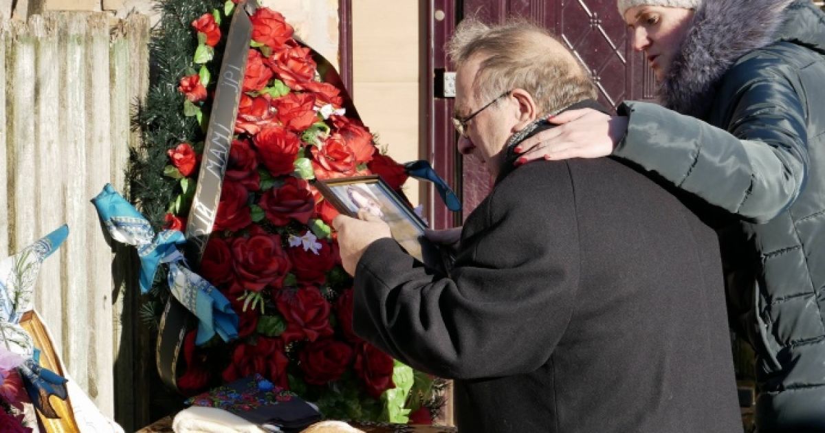 В доме Россошанского проходят следственные действия, пока Ноздровскую хоронят в закрытом гробу